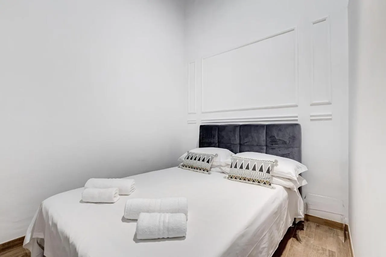 Trevi Fountain - Romedreamhome